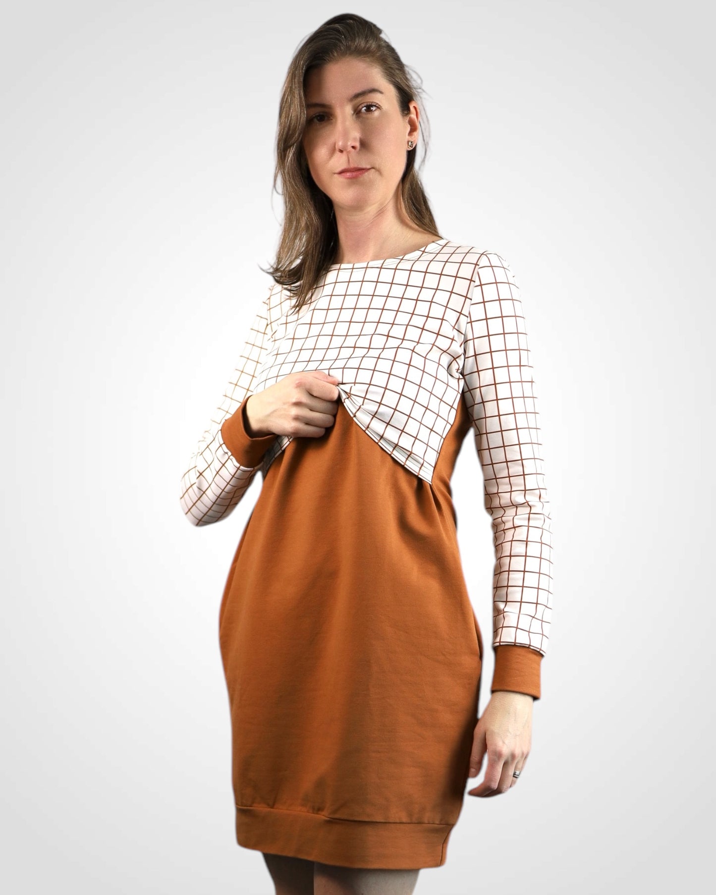 Šaty na dojčenie z nepočesanej teplákoviny Brown Grid