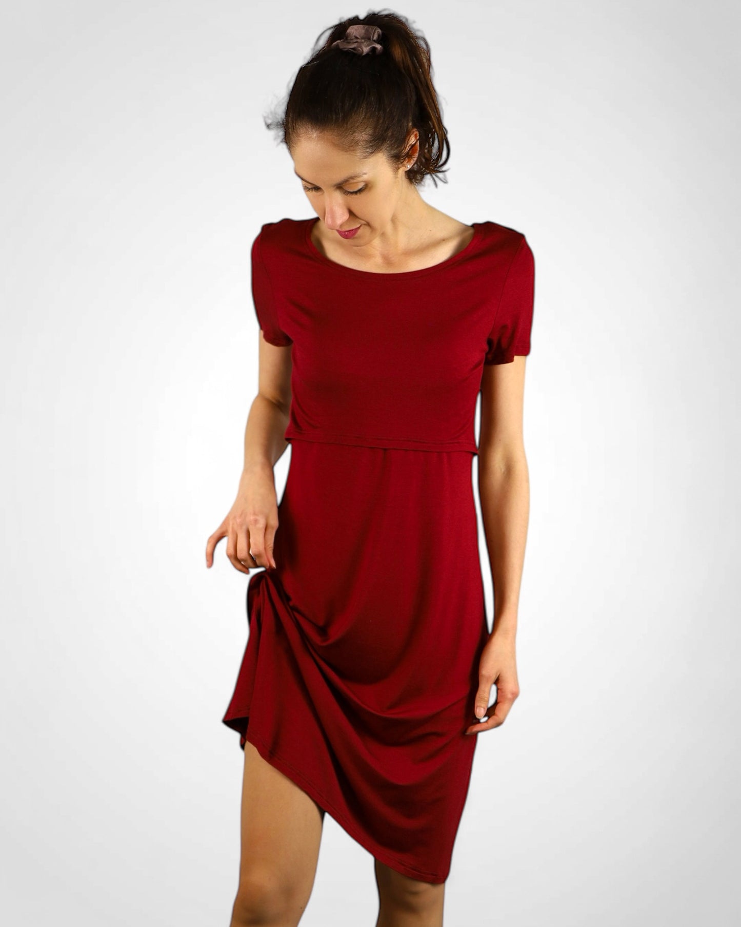 Elegantná bambusová nočná košeľa na dojčenie, tehotenstvo aj nosenie, v burgundy farbe.