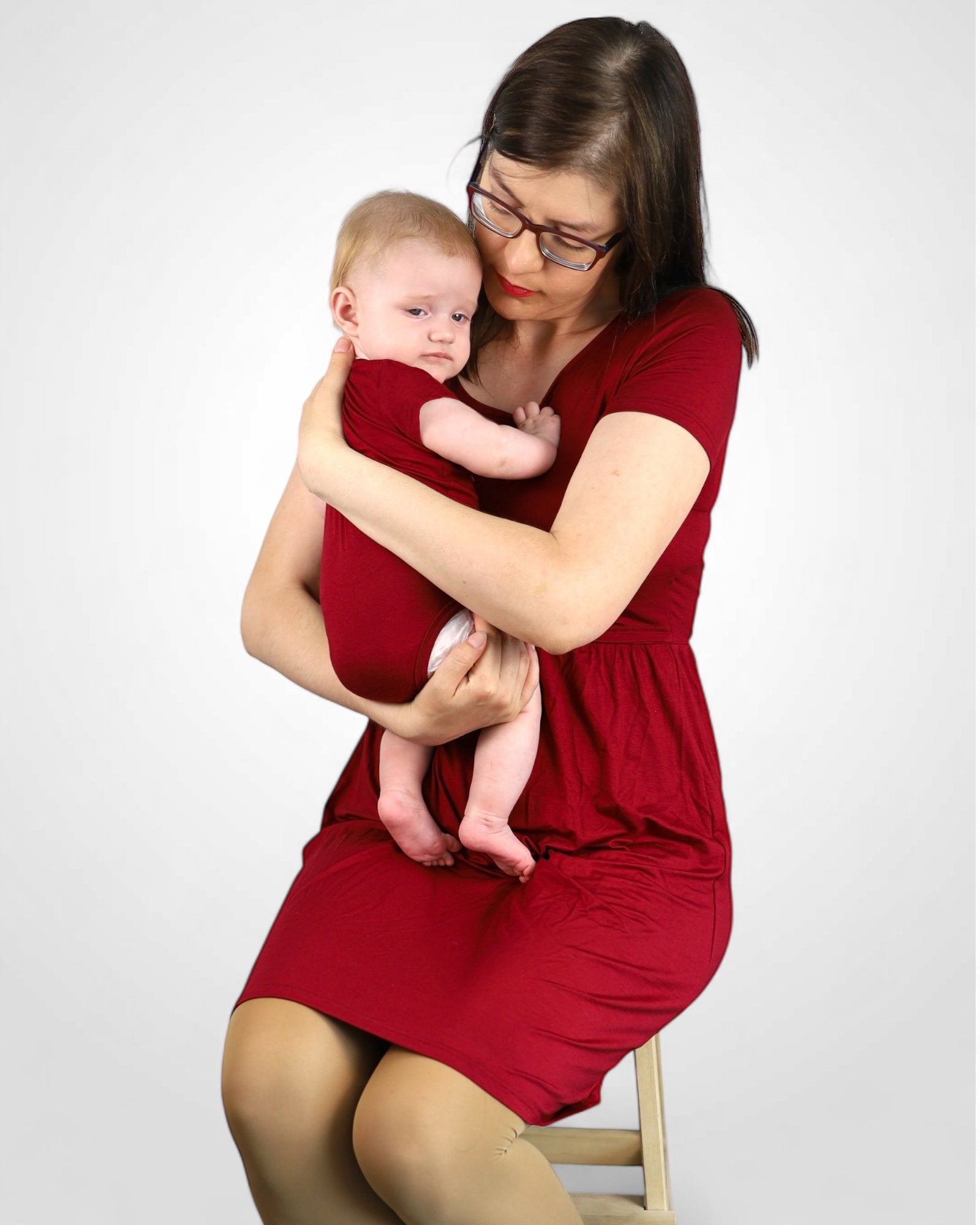 Mama v bambusových šatách a bábätko v ladiacom vínovo červenom body – matchy outfit pre mamy a deti.