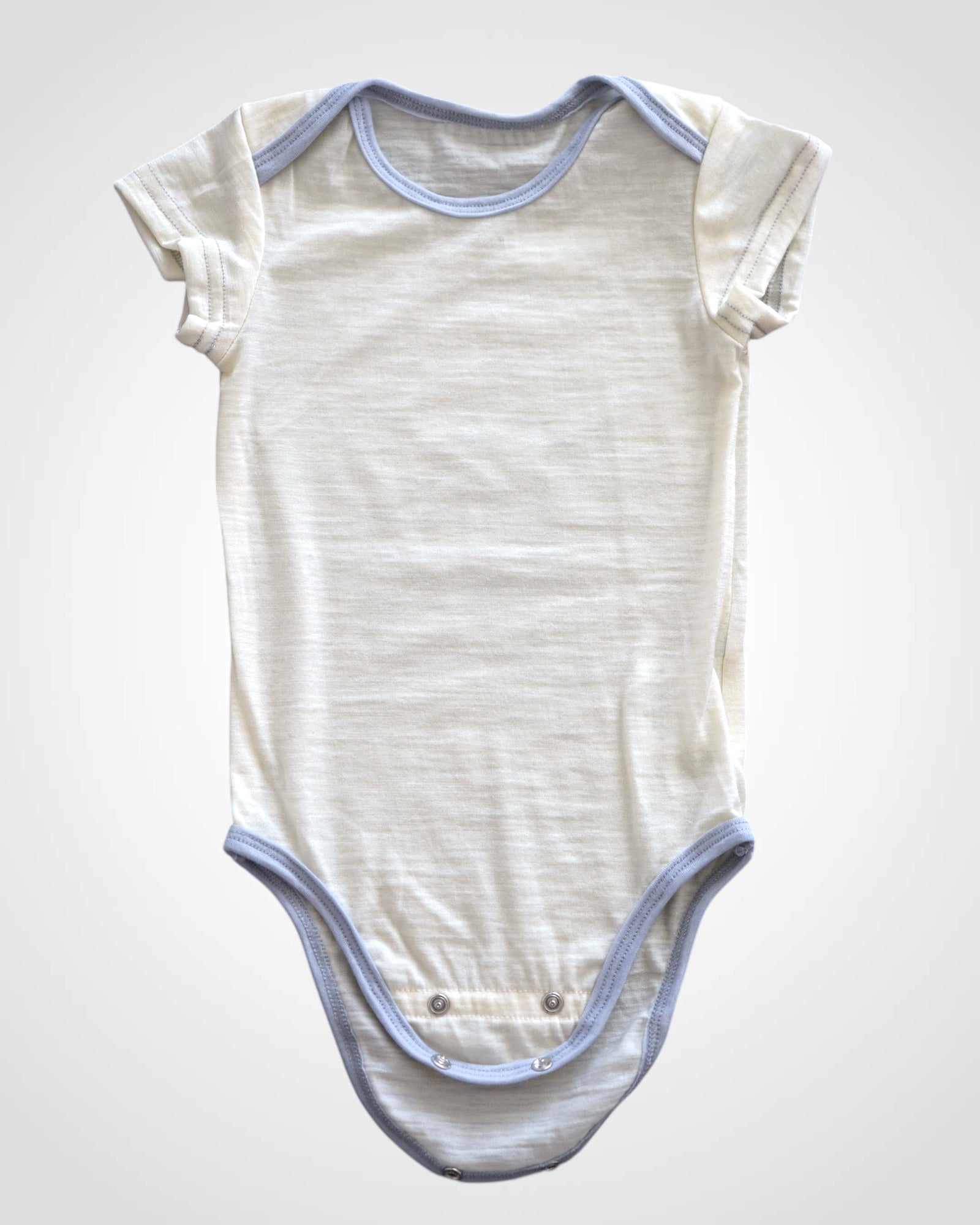 Nefarbeného 100% merino úpletu – prírodné, jemné a hypoalergénne telo pre bábätká.