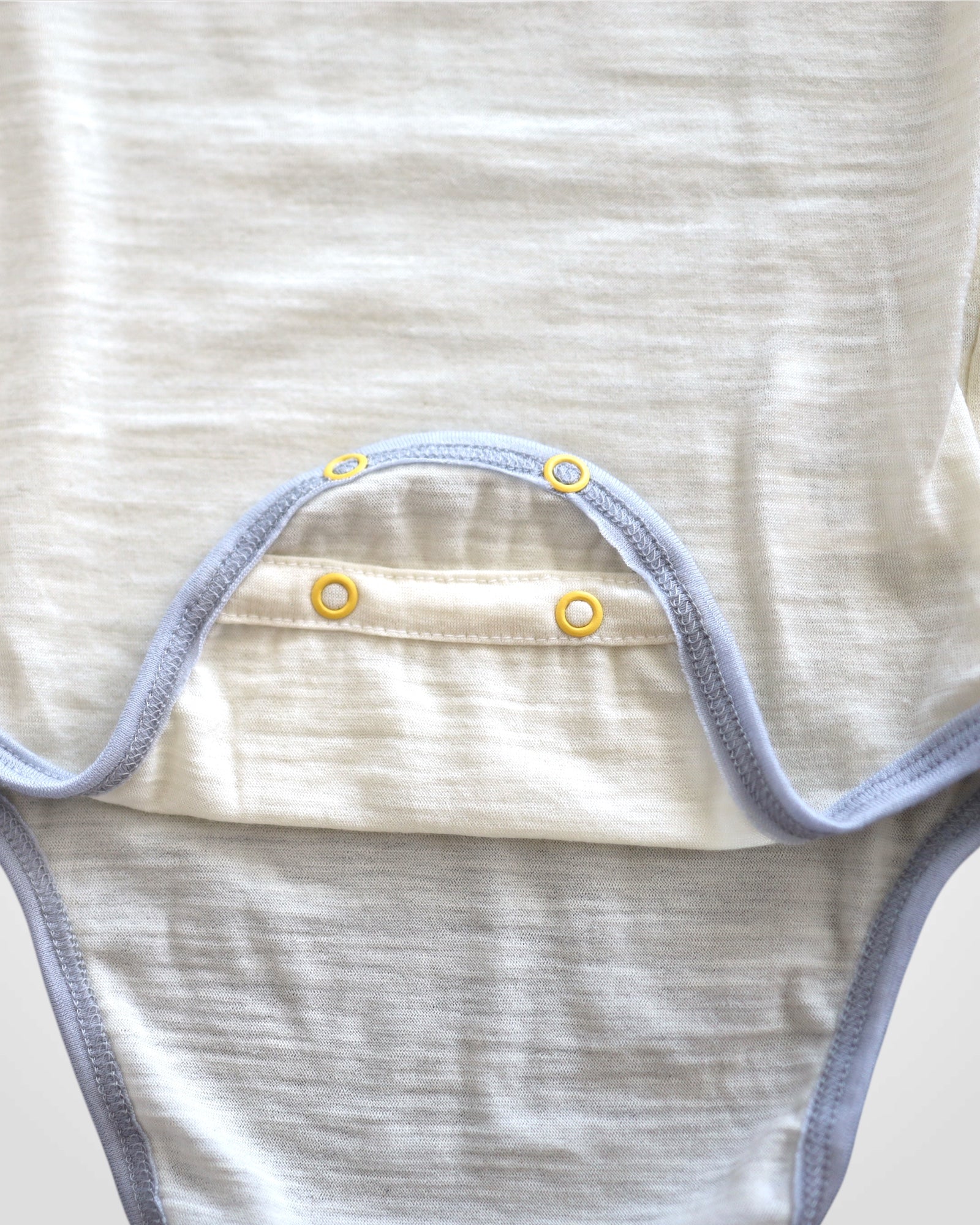 Detské rastúce body z merina Natural – detail rastúcej časti medzi nohami.