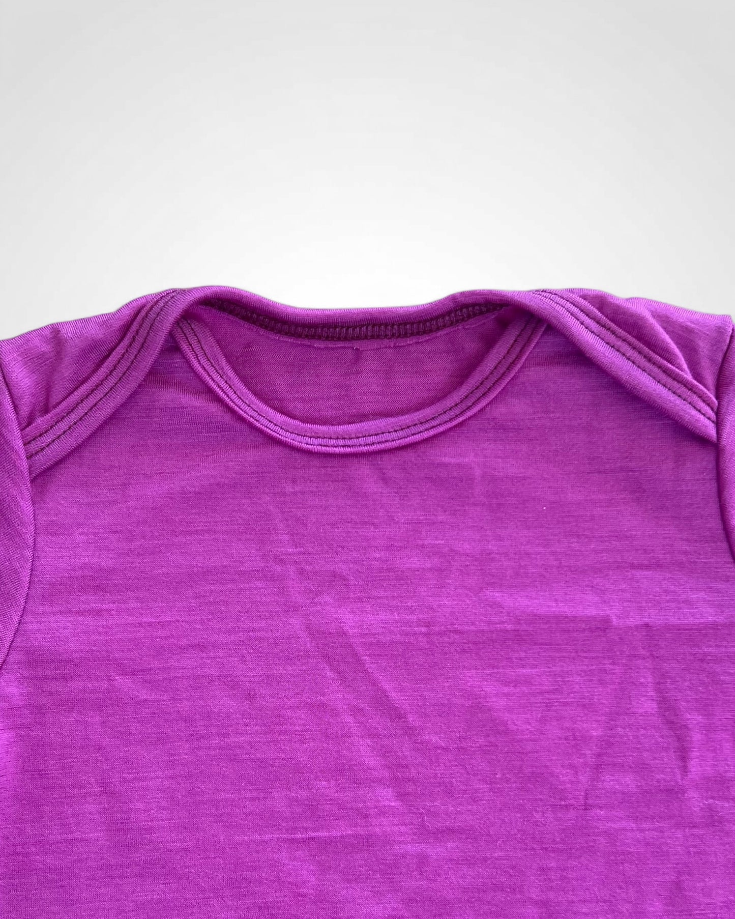 Merino body v cyklamenovej farbe – kvalitné detské oblečenie na každodenné nosenie v každom ročnom období.