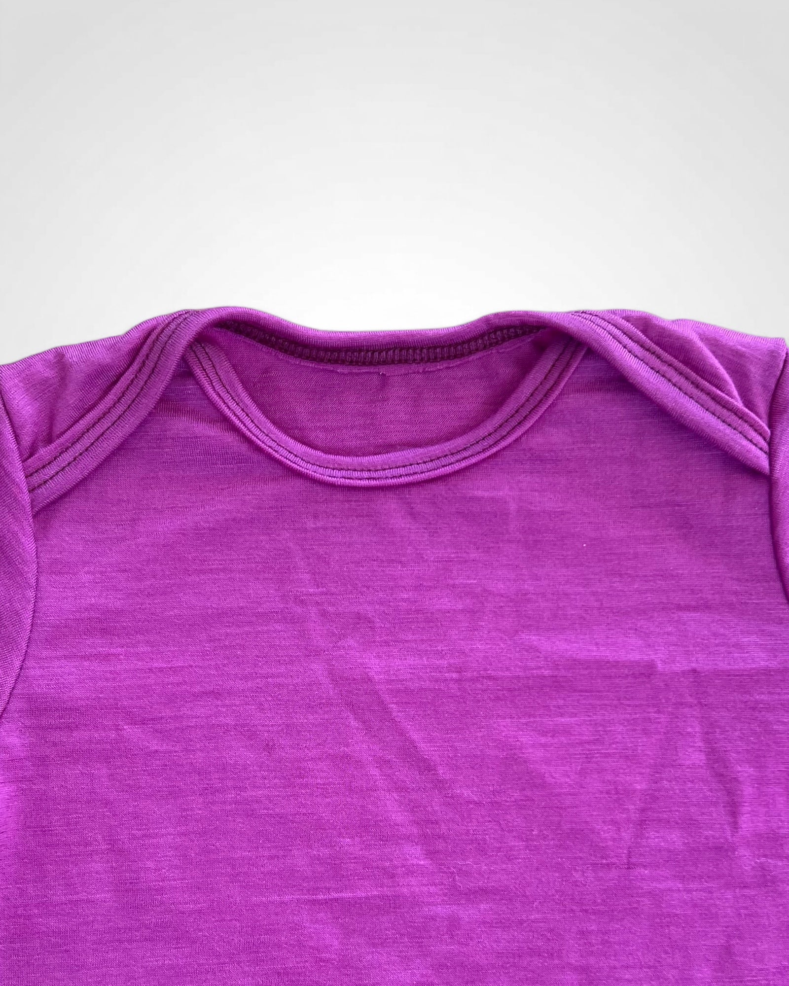 Merino body v cyklamenovej farbe – kvalitné detské oblečenie na každodenné nosenie v každom ročnom období.