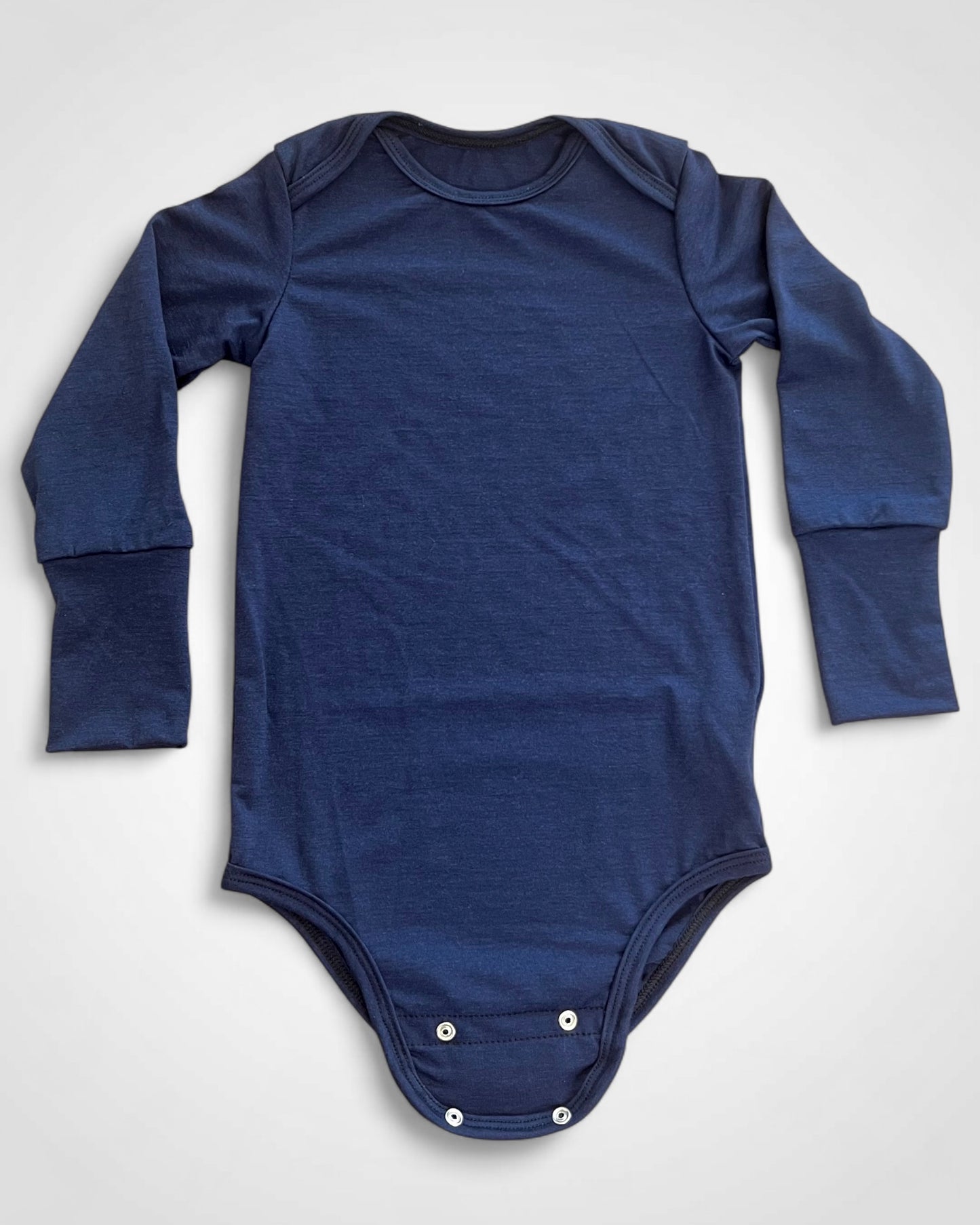 Námornícky modré merino body s dlhým rukávom – funkčné a štýlové oblečenie pre bábätká.