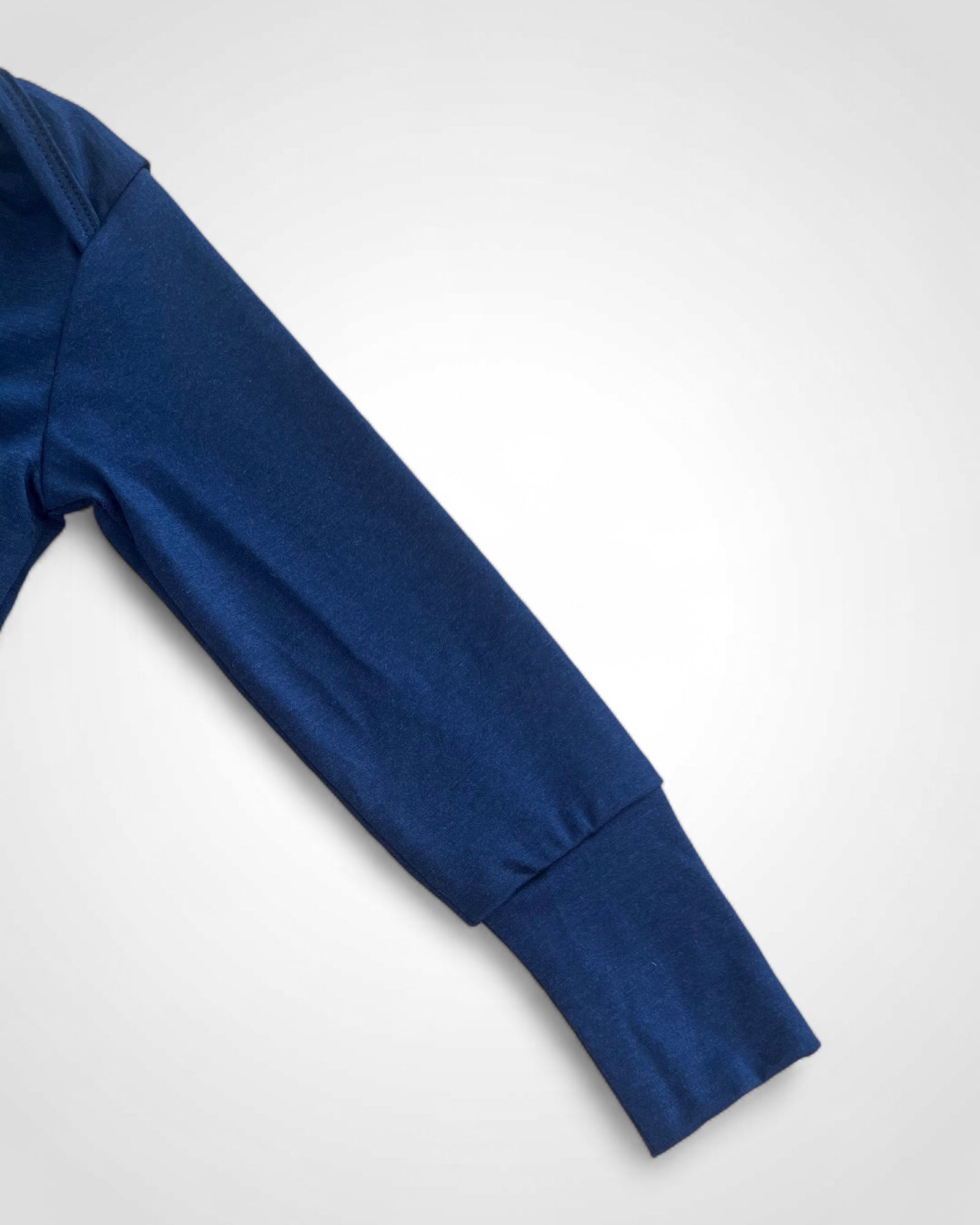 Detail rukáva námornícky modrého merino body – pružné a mäkké merino vlákno pre maximálny komfort dieťaťa.