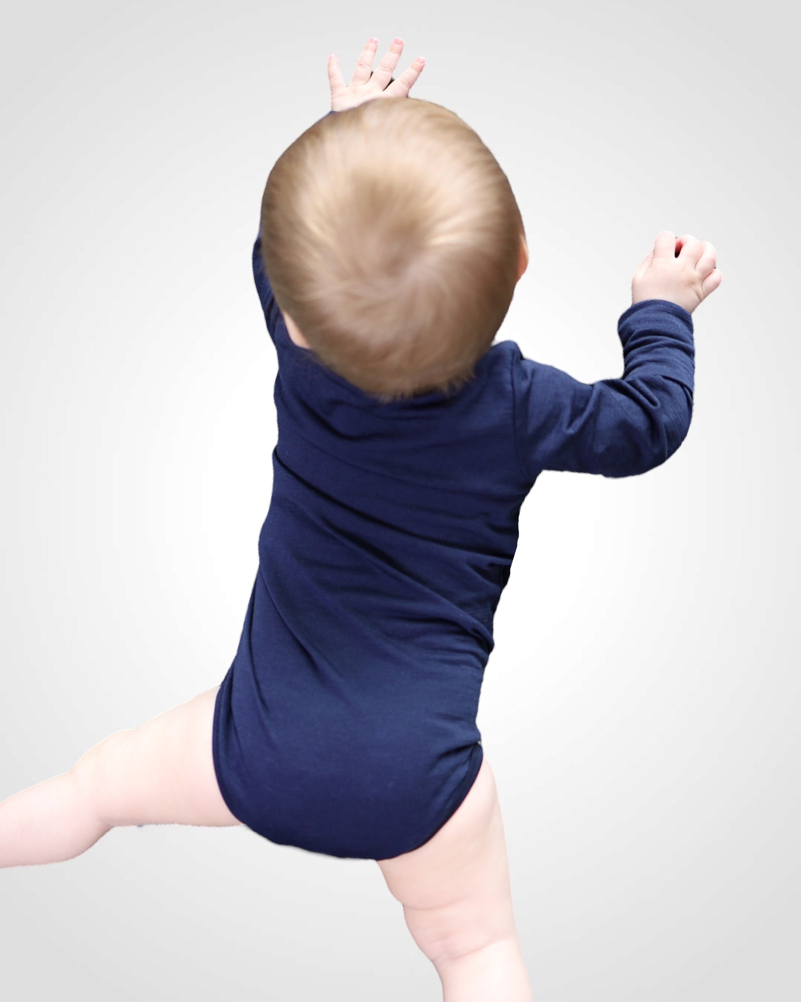 Zadný pohľad na modré merino body pre bábätko, vyrobené z kvalitného merino úpletu. Slovenská značka BonBon Fashion – lokálna, udržateľná a mama-friendly móda.