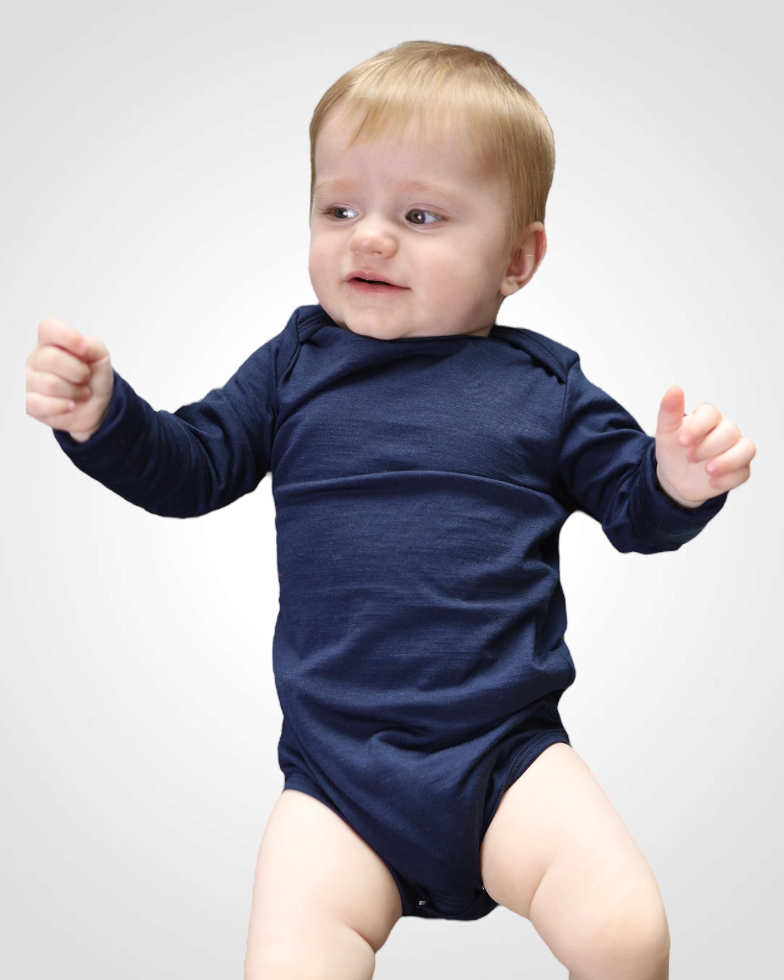 Detail modrého merino body pre bábätko, vyrobeného z jemnej merino vlny. Udržateľné detské oblečenie z lokálnej výroby BonBon Fashion – minimum umelých vlákien, maximum komfortu.