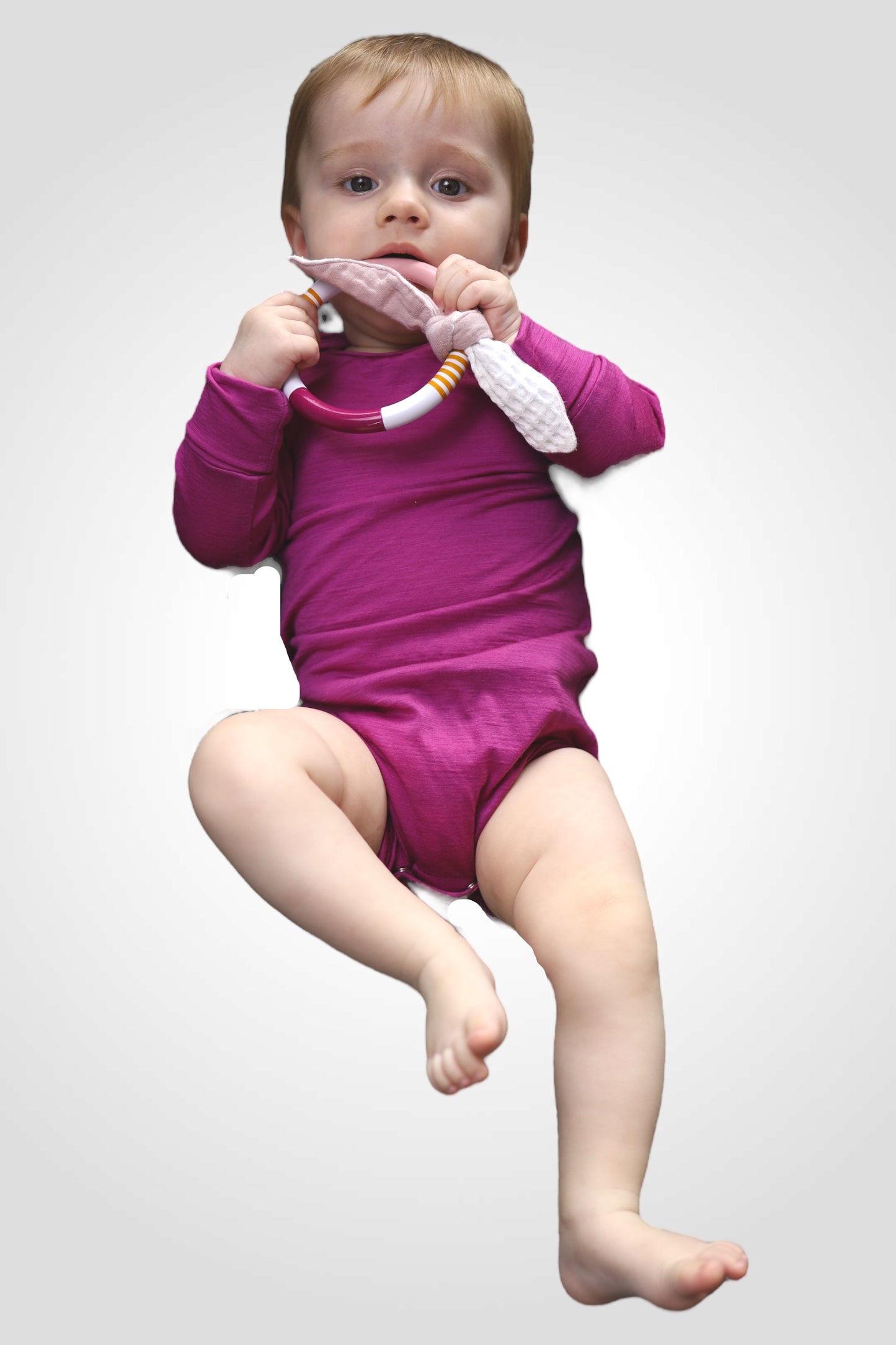 Cyklámenové merino body pre bábätko, vyrobené zo 100 % merino vlny. Mäkké, hrejivé a šetrné k detskej pokožke – ideálne na každodenné nosenie.