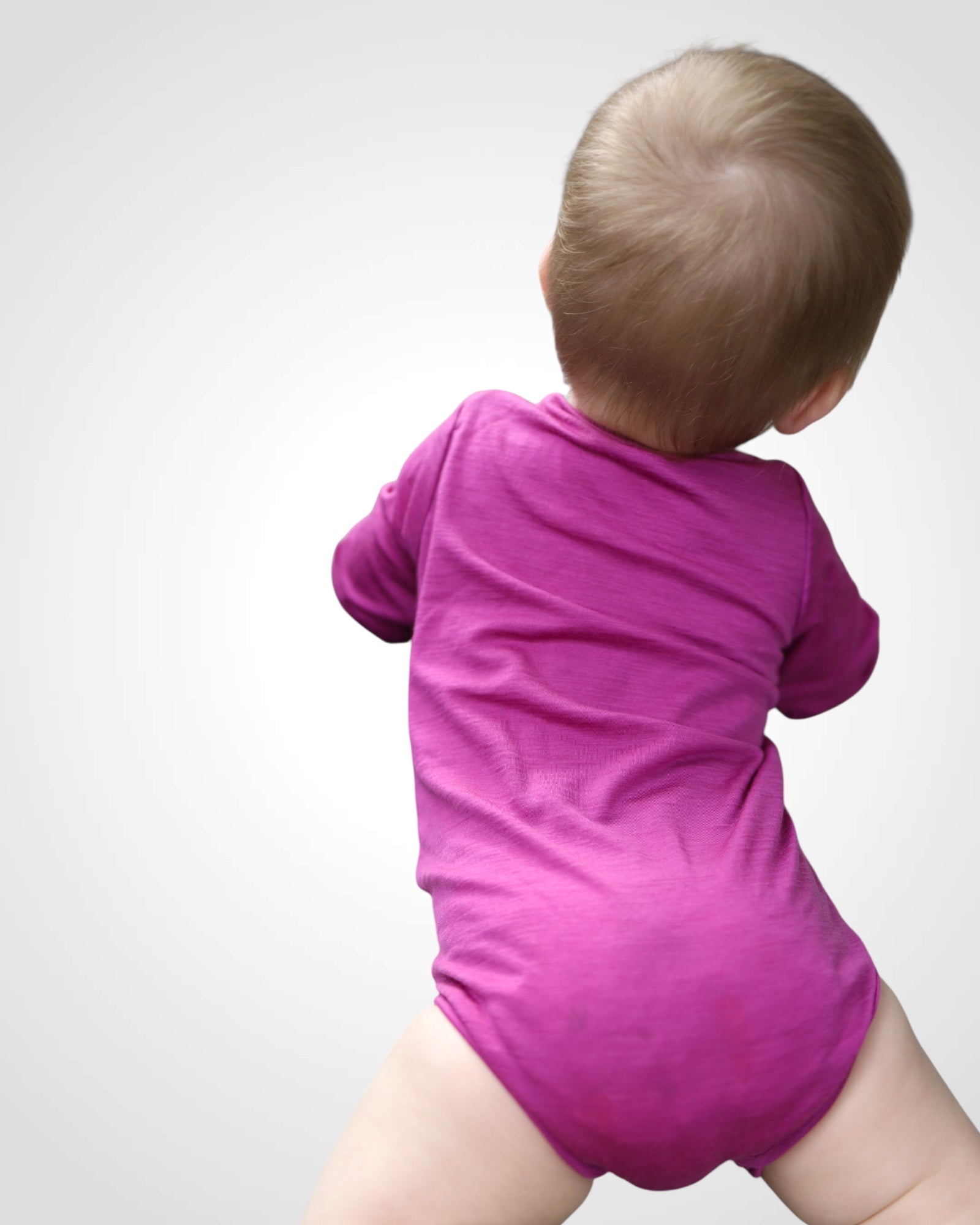 Merino body pre bábätká v cyklámenovej farbe – hrejivé, priedušné a pohodlné - pohľad zozadu.