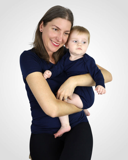 Mama v modrom merino kojo tričku drží bábätko v  merino body, zladení do rovnakého odtieňa aj materiálu.