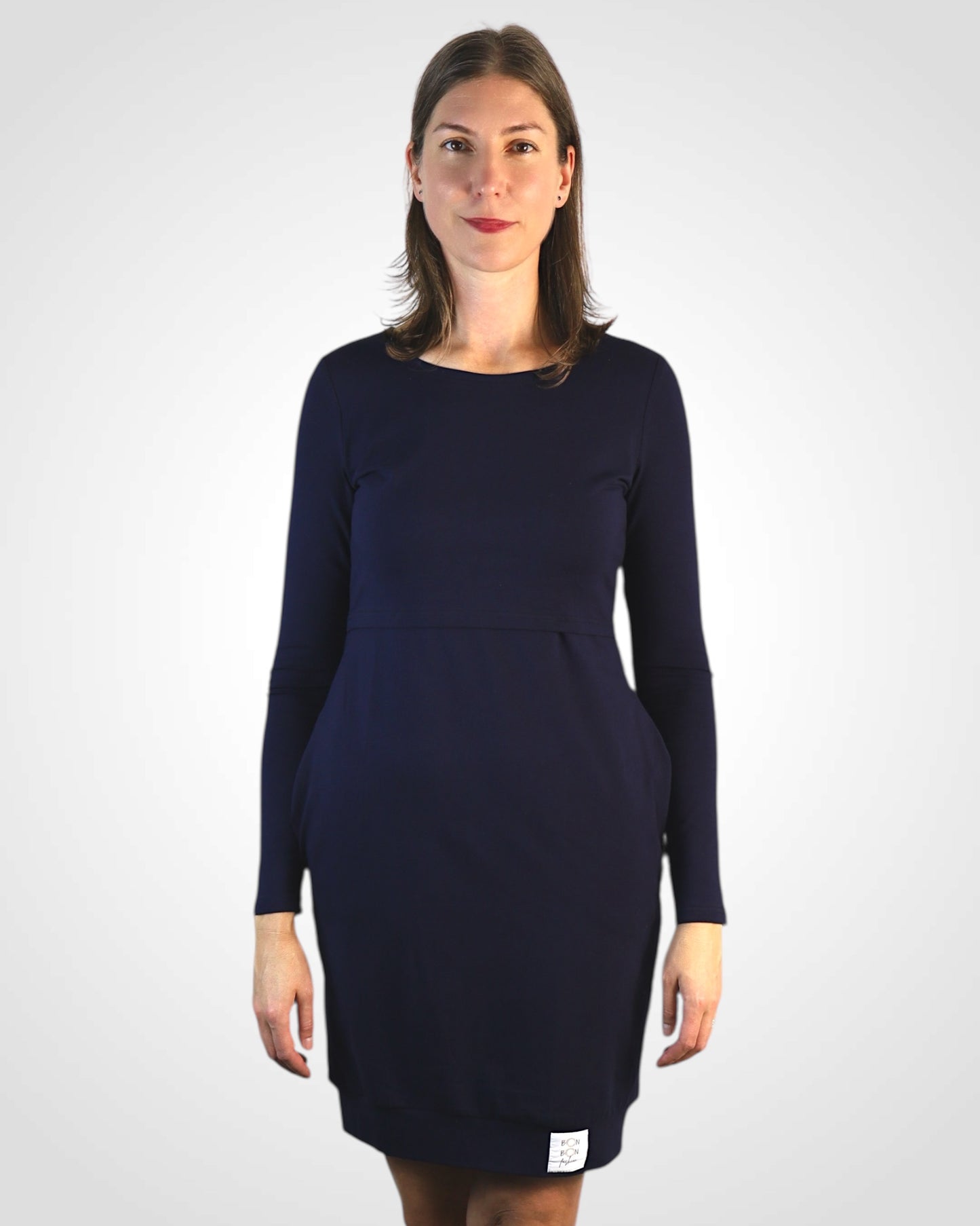 Dojčenské šaty z BIO bavlneného úpletu v námorníckej modrej. Elegantné, priedušné a funkčné – šité lokálne pre dojčiace a nosiace mamy, ktoré hľadajú komfort a štýl.