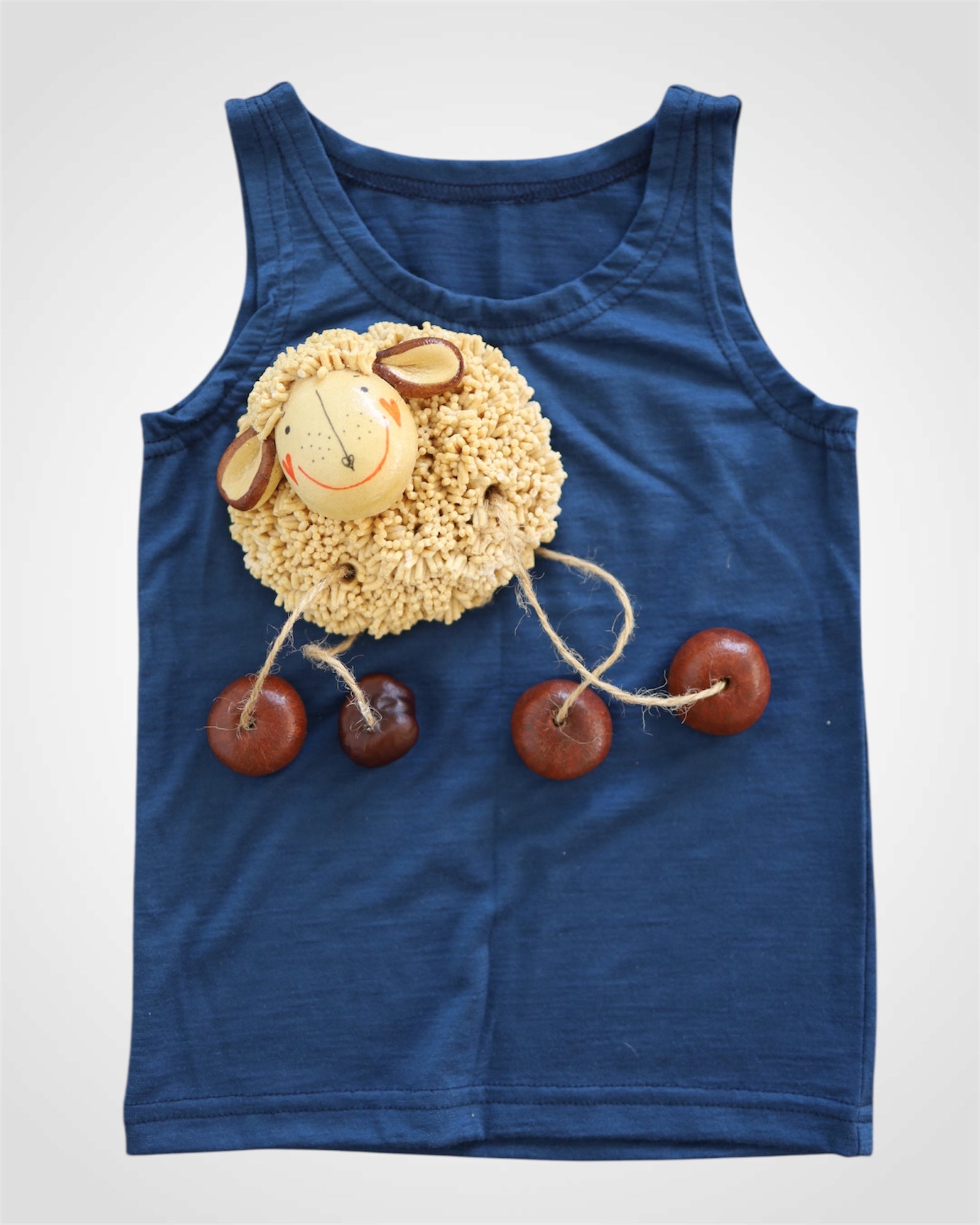 Modré detské merino tielko zo zvyškov materiálu, ľahké, priedušné a udržateľné riešenie do šatníka.