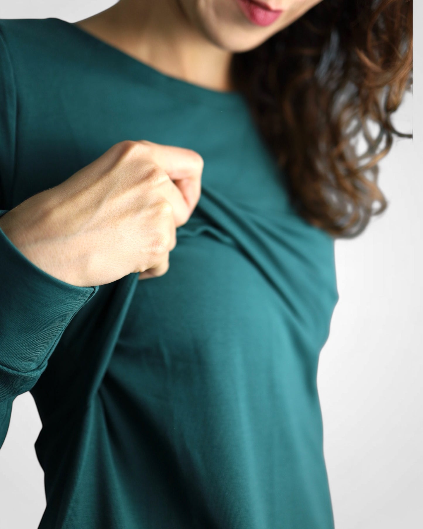 Detail kojo foldu – diskrétne riešenie dojčenia v šatách z nepocesanej teplákoviny, ideálne aj pre tehotné mamy.