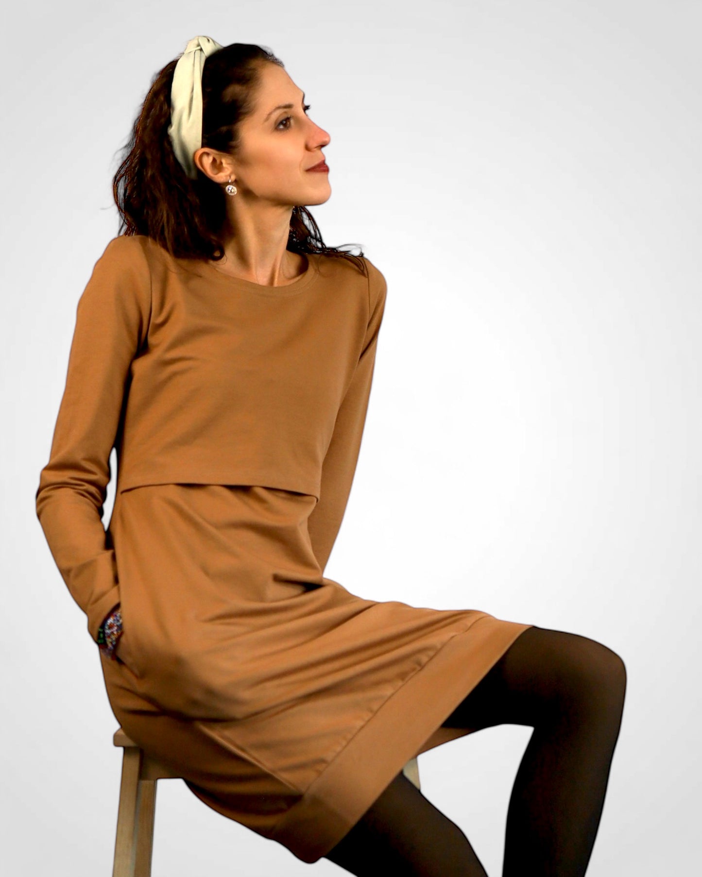 Elegantné a funkčné šaty pre dojčiace maminy s praktickým kojo prestrihom