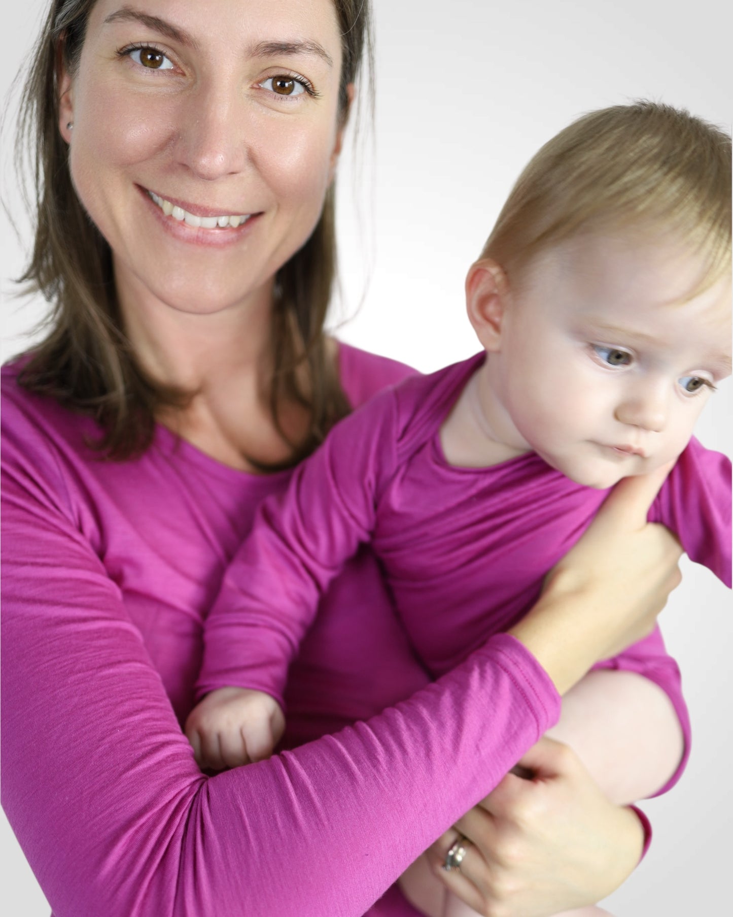 Cyklaménové merino oblečenie pre mamu aj bábätko – pohodlné kojo tričko a mäkké rastúce body.