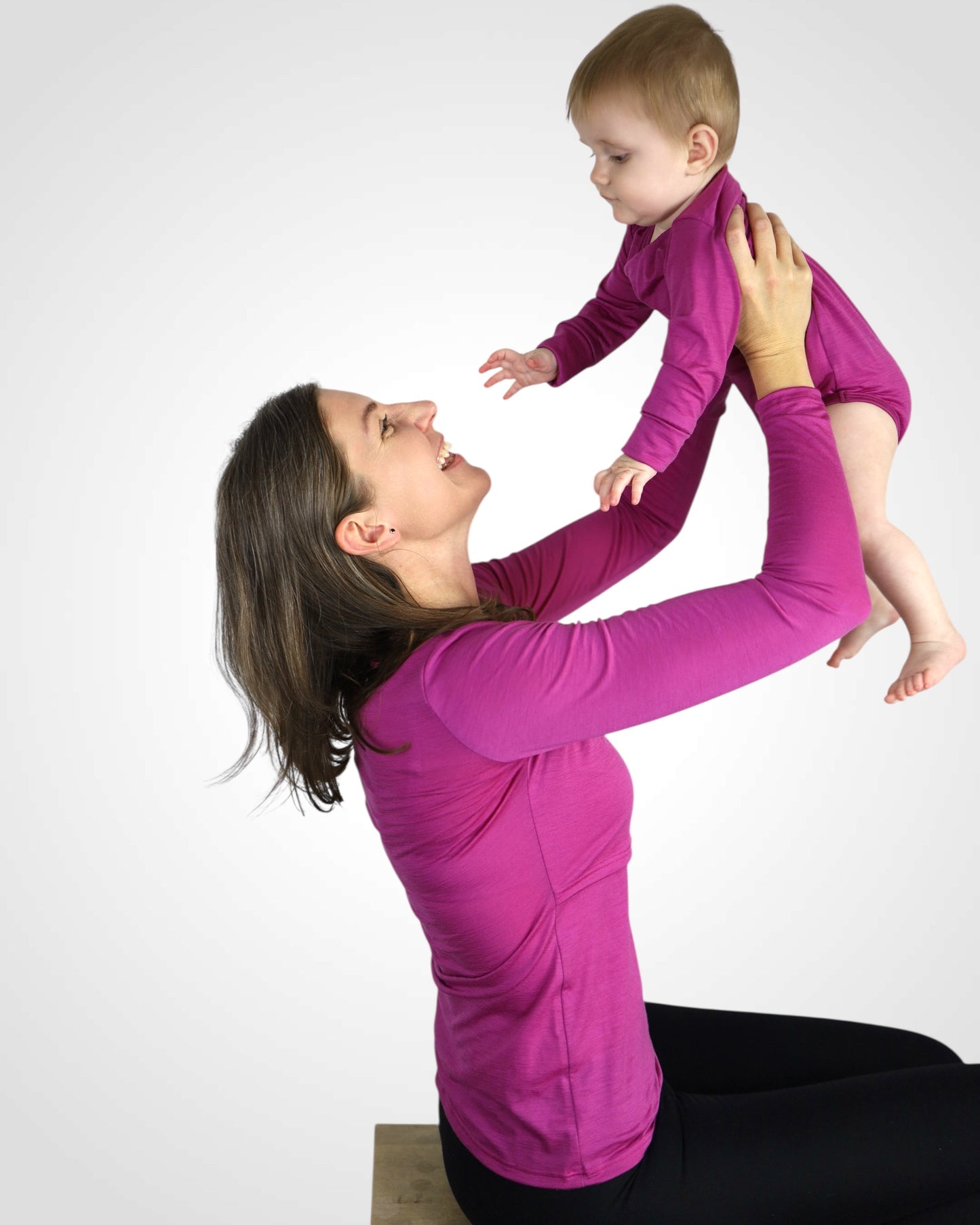 Zladená dvojica – mama a dieťa oblečení v cyklaménovom merine, praktické tričko na nosenie a body, ktoré rastie s bábätkom.