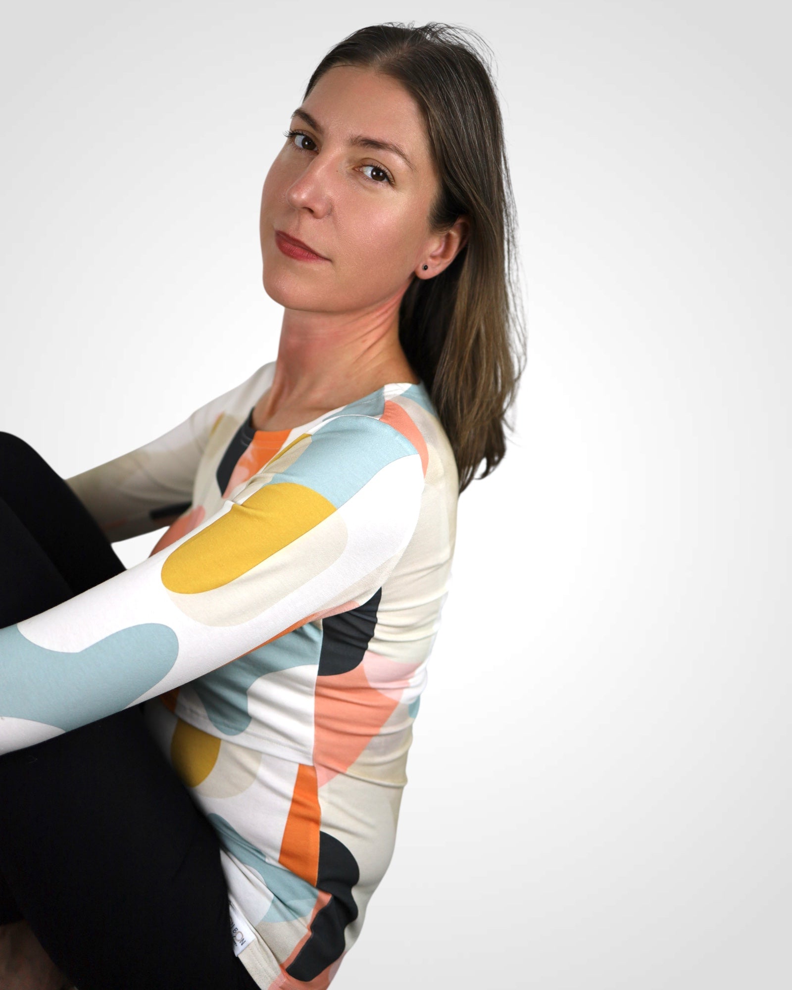 Mäkké tričko z bavlneného úpletu pre kojace a nosiace mamy, s geometrickým dizajnom.