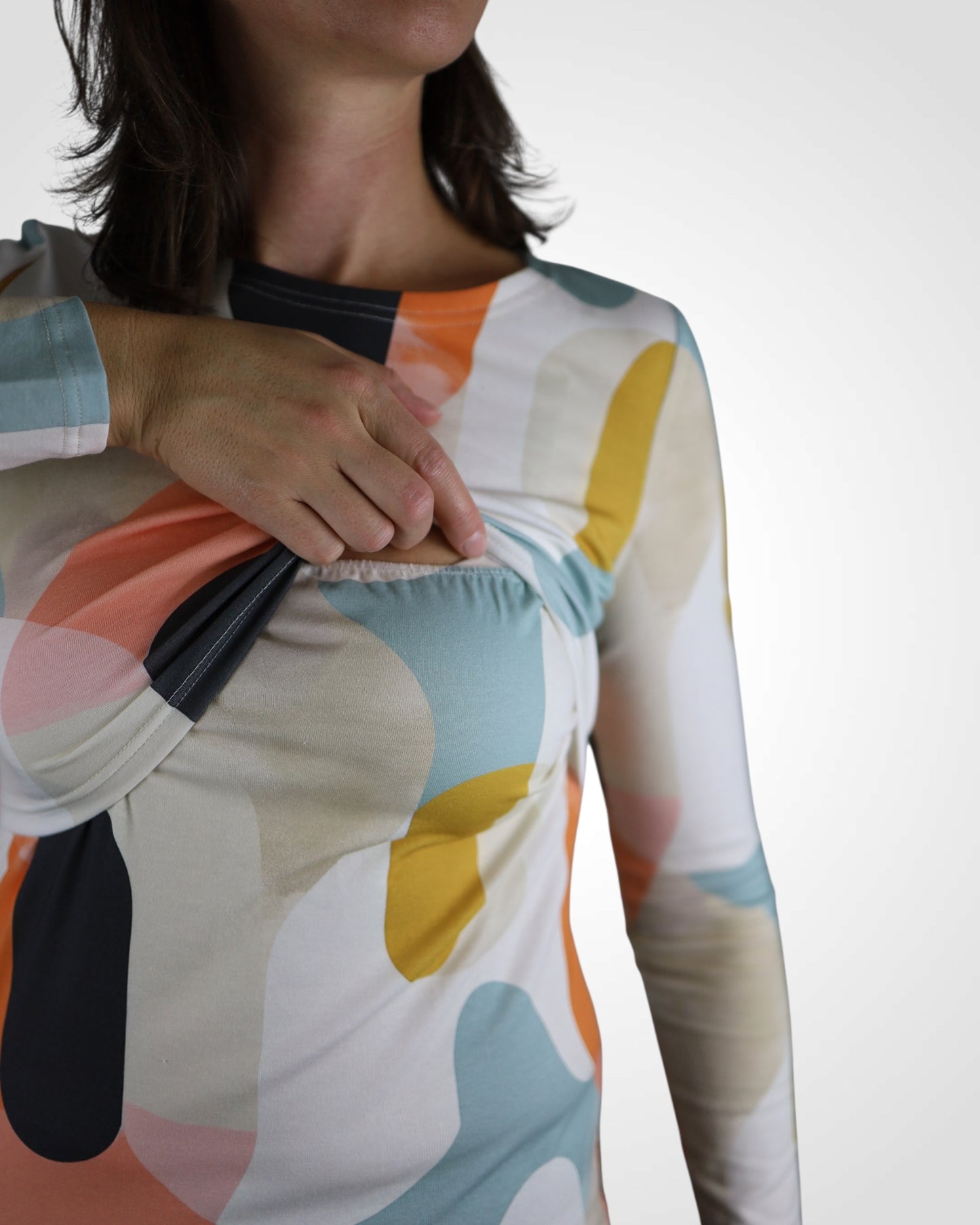 Kojo tričko pre mamičky s diskrétnym dojčiacim otvorom – detail riešenia kojo fold.