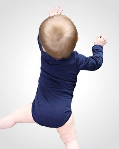 Zadný pohľad na modré merino body pre bábätko, vyrobené z kvalitného merino úpletu. Slovenská značka BonBon Fashion – lokálna, udržateľná a mama-friendly móda.