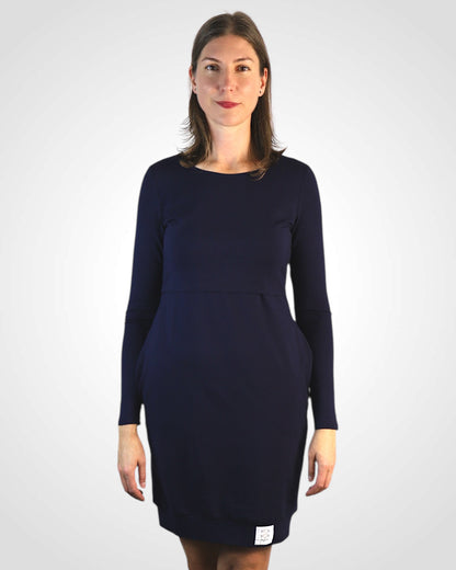 Dojčenské šaty z BIO bavlneného úpletu v námorníckej modrej. Elegantné, priedušné a funkčné – šité lokálne pre dojčiace a nosiace mamy, ktoré hľadajú komfort a štýl.