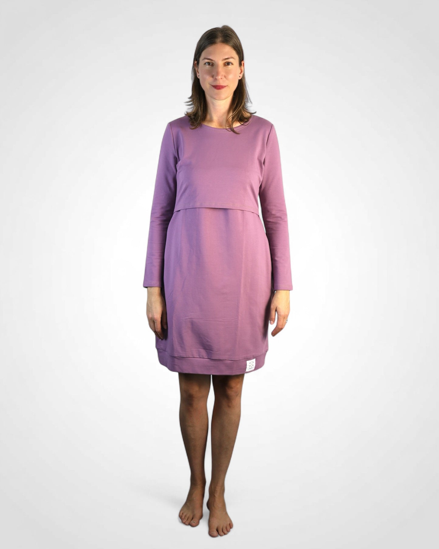 Udržateľné tehotenské a dojčiace šaty z teplákoviny, navrhnuté pre pohodlné dojčenie na verejnosti.
