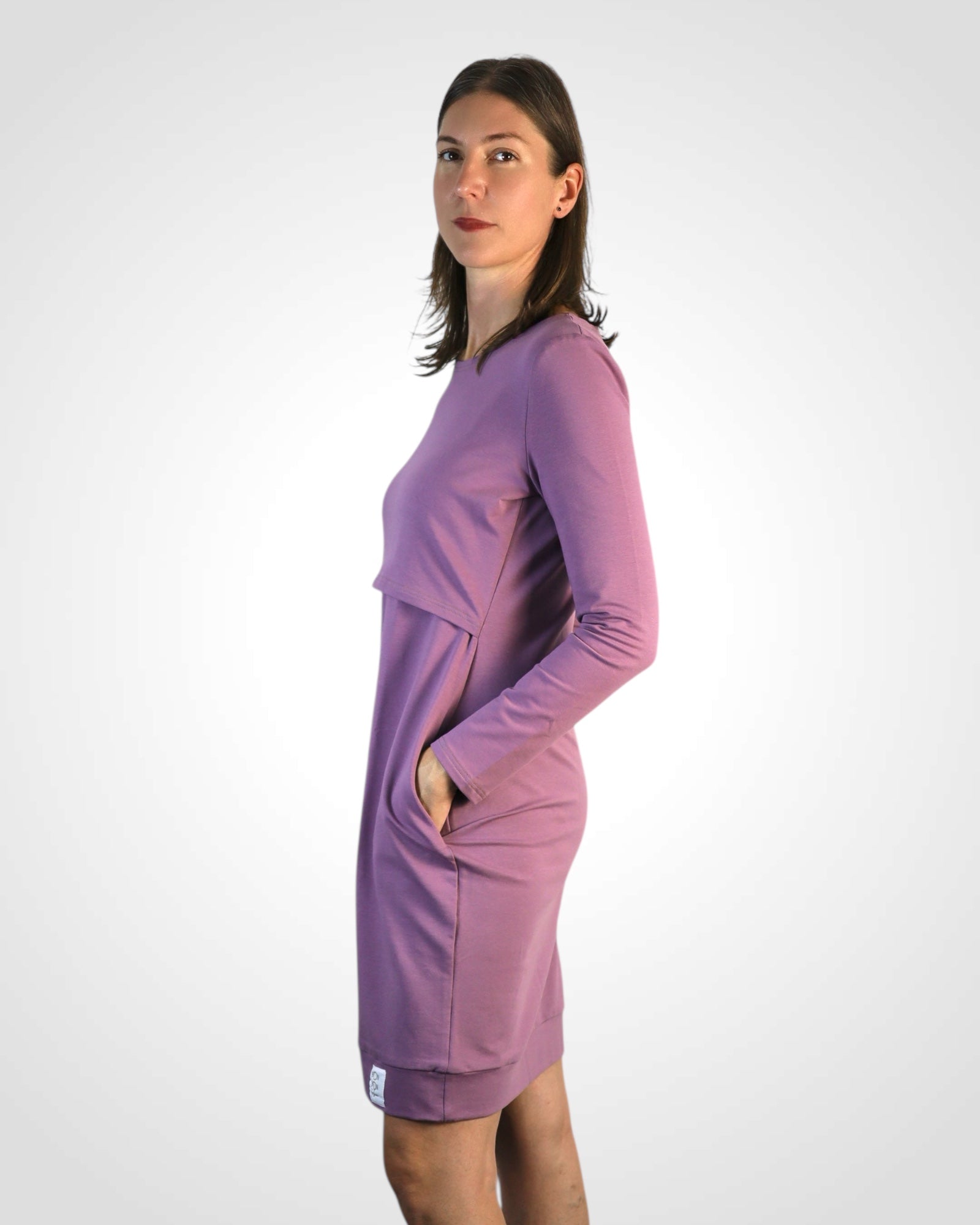 Kojo šaty na kojenie v jemne fialovej farbe, ideálne pre tehotné aj dojčiace ženy, udržateľná slovenská výroba.