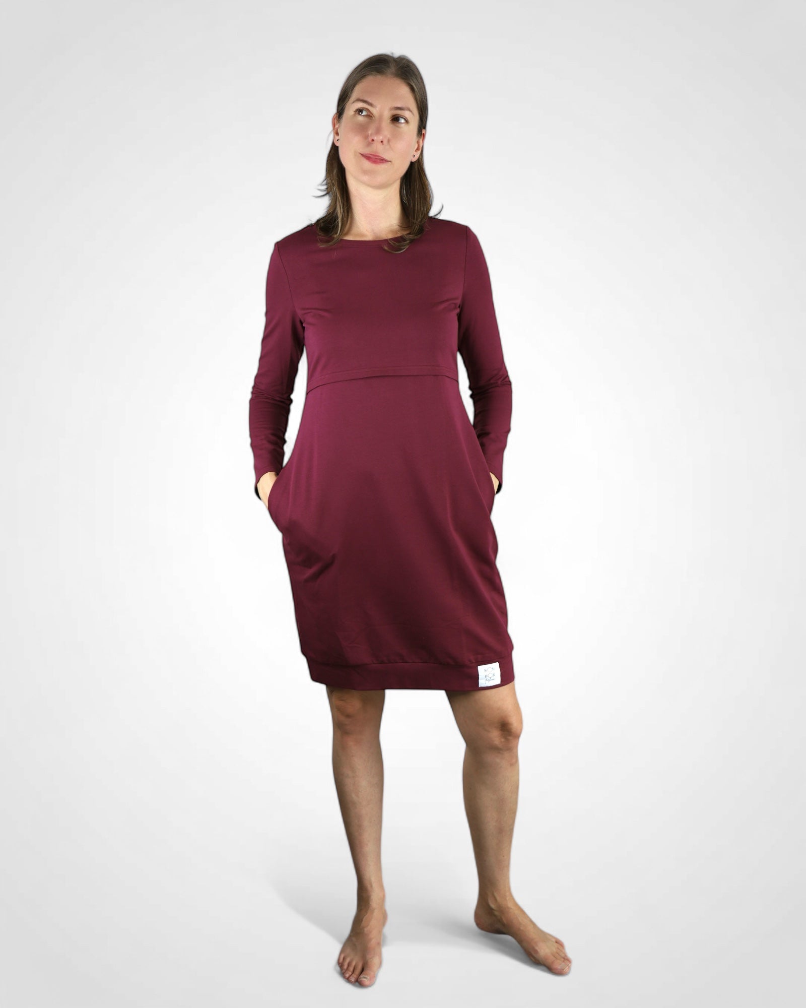 Tehotenské a dojčiace šaty na dojčenie v minimalistickom štýle, šité z príjemnej teplákoviny.