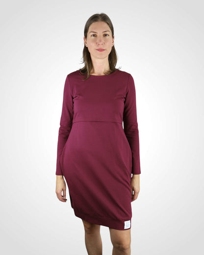 Udržateľné kojo šaty pre moderné mamy – vínová farba, slovenská výroba, komfort a štýl.